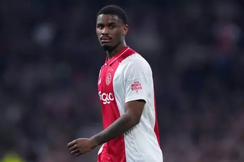 مدافع آياكس يقترب من تشيلسي